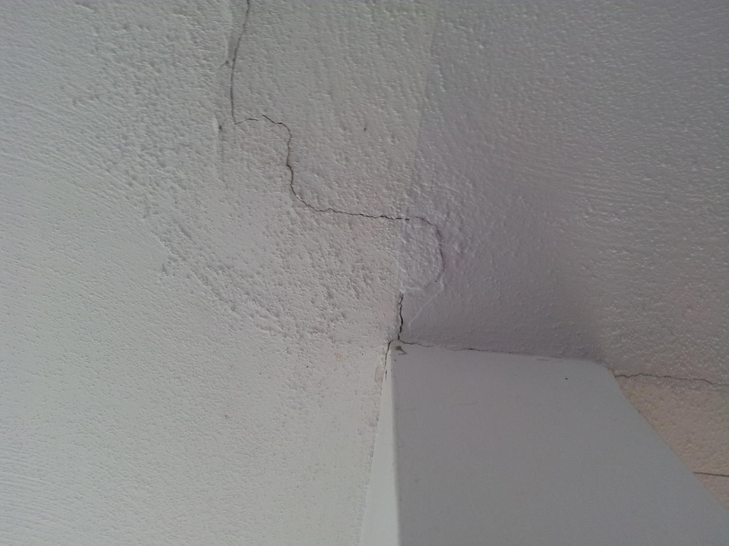 Major Ceiling Cracks Signs Of Acute Structural Probelms Home Repair Forum